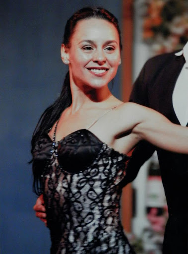 Danseuse de tango, champion de tango de Salon en 2011. Professeur de danse. Acrobate aérienne.
Née en Argentine elle commence très jeune sa formation en danse classique et pour compléter sa formation d’artiste se forme à diverses techniques corporelles telles que la danse contemporaine, folklore argentin, yoga, danse africaine et danse/théâtre.
Parallèlement elle se forme aux arts du cirque dans le Circo Criollo dans les techniques aériennes : tissus, corde et trapèze.
Elle se dédie aussi au tango, elle se forme auprès de plus importants maestros de Buenos Aires et elle reçoit en 2011 le titre de champion de Tango Salon et se place deuxième dans la catégorie Milonga.